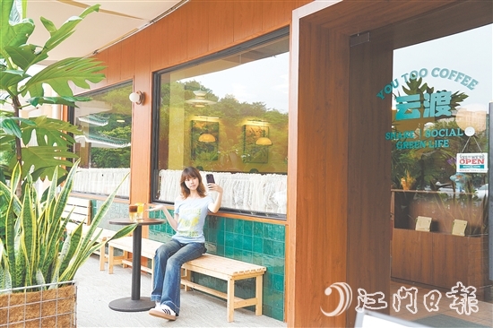 “云渡咖啡”以法式自然風(fēng)為設(shè)計基調(diào)，隨便一拍，都是森系電影大片的感覺。