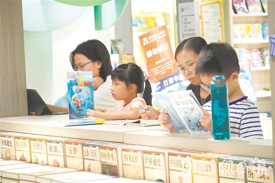 在開平購(gòu)書中心，市民參與多項(xiàng)線下活動(dòng)。