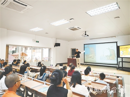 楊大煒借助生動(dòng)視頻與趣味圖案為大家解析中國古建筑的特點(diǎn)。