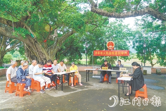 “紅棉解紛驛站”來到基層一線，土地承包糾紛在池塘旁的榕樹下得到圓滿解決。