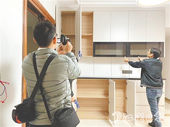 公證處工作人員為某個(gè)體戶提供證據(jù)保全公證服務(wù)。