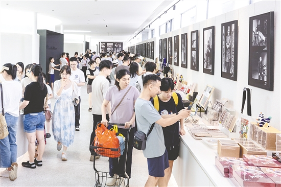 位于開(kāi)平市塘口鎮(zhèn)的先鋒天下糧倉(cāng)書店游人如織。