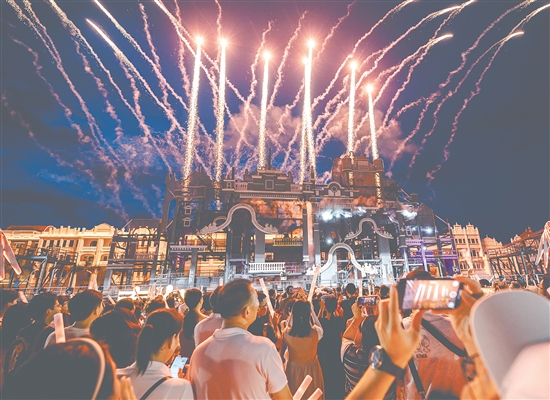 暑假期間，赤坎華僑古鎮(zhèn)推出夏日焰火音樂(lè)會(huì)，為游客帶來(lái)更豐富的游玩體驗(yàn)。