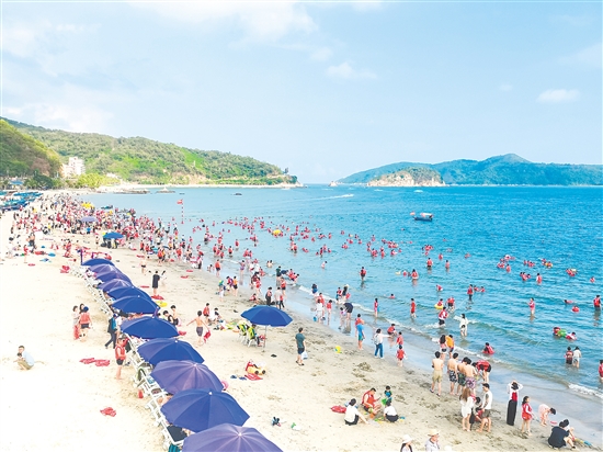 夏日炎炎，不少游客來(lái)到臺(tái)山市川島鎮(zhèn)川山群島沖浪消暑。川島鎮(zhèn)供圖