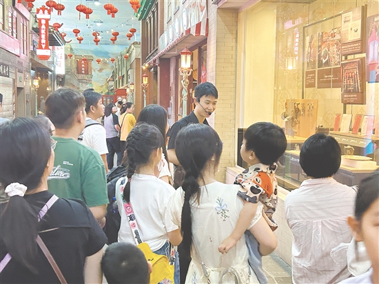 中國(guó)僑都華僑華人博物館吸引眾多市民游客前來(lái)參觀。