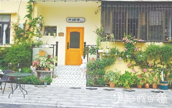 平湖路小區(qū)改造后，陸續(xù)引入咖啡店、烘焙店等新興業(yè)態(tài)。