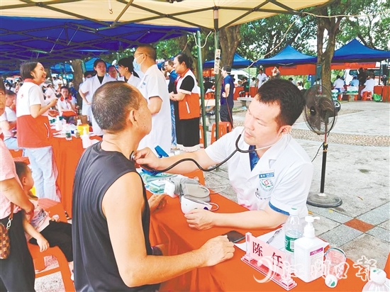 專家為市民提供專業(yè)暖心的健康服務(wù)，全天共惠及群眾800余人次。