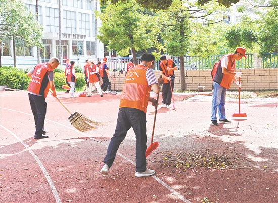 新會各校集中開展愛國衛(wèi)生運動。