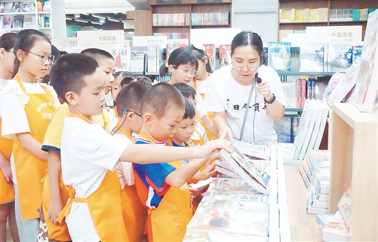 孩子們沉浸式體驗圖書管理員的日常工作。