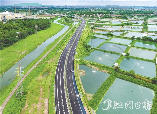 鶴山不斷完善交通路網(wǎng)布局，連接城鄉(xiāng)，推動(dòng)區(qū)域協(xié)調(diào)發(fā)展。