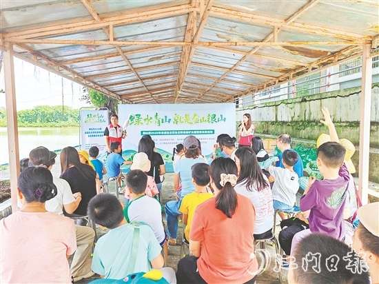 志愿者向親子家庭講解鳥類相關知識。