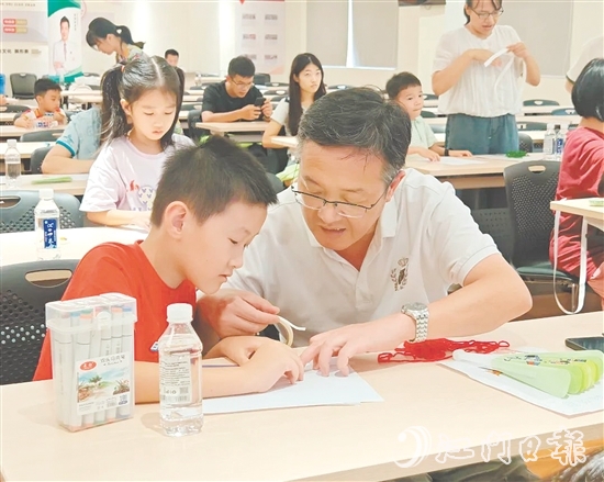 親子家庭在沙坪街道雁山社區(qū)黨群服務(wù)中心參加閱讀活動(dòng)。