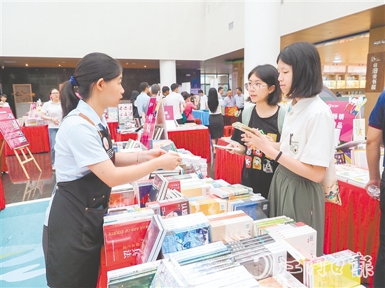 鶴山市圖書館舉辦圖書展銷及主題展活動(dòng)。