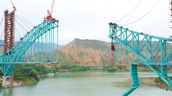 這是8月22日拍攝的川青鐵路尖扎黃河特大橋事故救援現(xiàn)場。新華社發(fā)