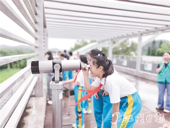 學(xué)生們用望遠(yuǎn)鏡觀察鳥類活動。