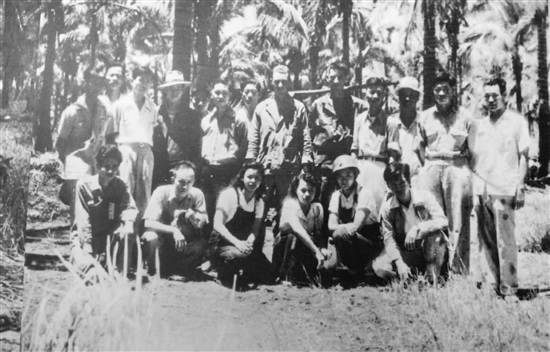 1945年4月30日，菲律賓華僑各界前線慰問團(tuán)與美軍第十一空運(yùn)師及“華支”戰(zhàn)士留影。