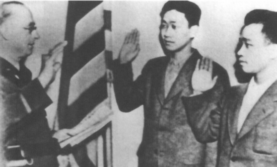 世界反法西斯戰(zhàn)爭期間，共有1.3萬多名華僑華人在美國陸軍服役，占當(dāng)時(shí)美國華僑華人總數(shù)的17%，圖為參軍時(shí)的宣誓儀式。