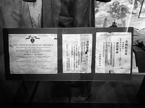 圖為美國政府為在歐洲戰(zhàn)場犧牲的臺山籍美軍士兵陳景瑤頒發(fā)的榮譽(yù)和紀(jì)念狀。