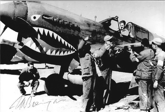 飛虎隊將飛機頭漆成鯊魚頭圖案，以震懾日軍。