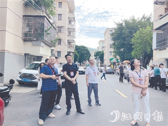 人大代表們視察老舊小區(qū)改造情況。