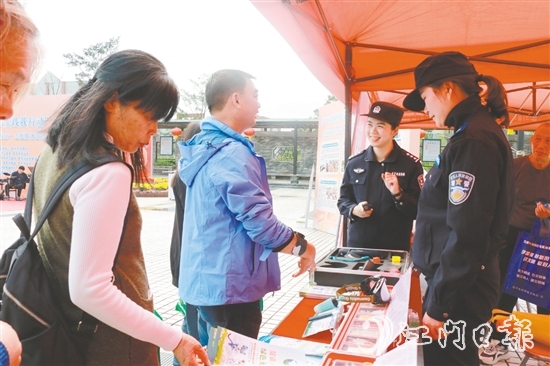 禁毒宣傳攤位上，民警為群眾答疑解惑。