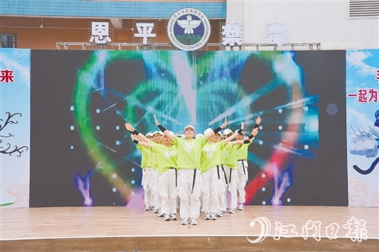 恩平市禁毒部門通過“健身+禁毒”的創(chuàng)新形式，將禁毒宣傳融入健身活動、體育賽事。