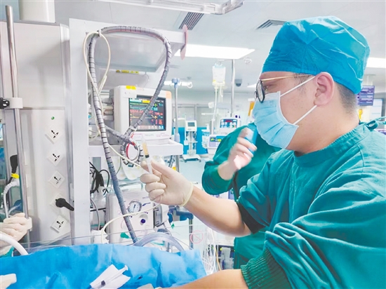 葉鑫帶領(lǐng)團(tuán)隊(duì)為危重癥患兒做心包穿刺。