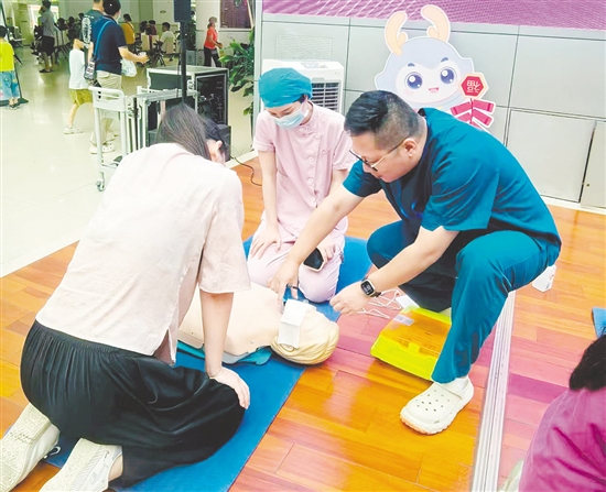 PICU醫(yī)護(hù)人員向群眾推廣心肺復(fù)蘇術(shù)急救技巧。