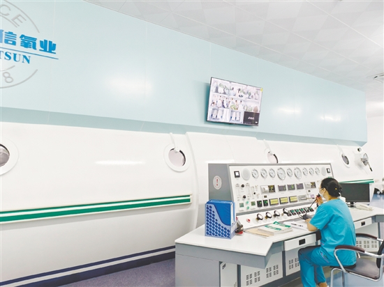 空氣加壓艙可容納16人同時(shí)治療使用。