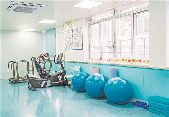 訓(xùn)練指導(dǎo)室配備運(yùn)動(dòng)踏車、平板運(yùn)動(dòng)跑步機(jī)等訓(xùn)練器械。