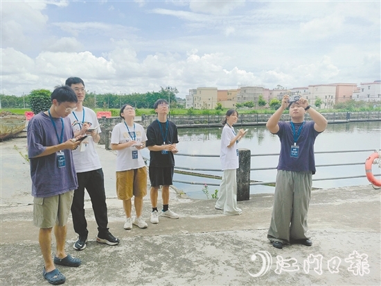 參賽團(tuán)隊(duì)深入田間地頭、古村老巷，與當(dāng)?shù)鼐用窠涣鳎M(jìn)一步優(yōu)化和完善各自的規(guī)劃方案。