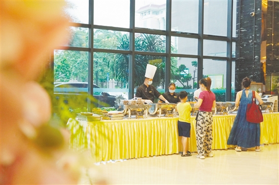 江海碧桂園鳳凰酒店在大堂擺起熟食攤。