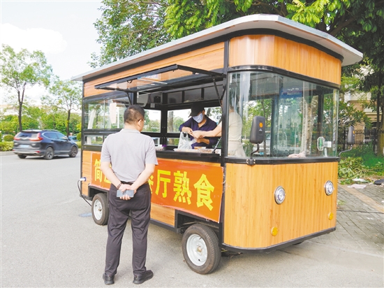私房菜餐館購(gòu)置外賣車銷售熟食。