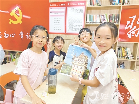 江南街道中沙社區(qū)黨群服務(wù)中心將紅色教育融入夏令營(yíng)活動(dòng)，通過(guò)繪畫等活動(dòng)，讓紅色基因浸潤(rùn)童心。