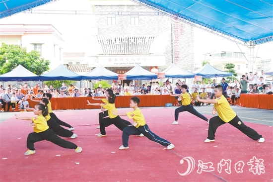 各地武術(shù)會(huì)館蔡李佛弟子上臺(tái)展示武藝，一招一式行云流水。