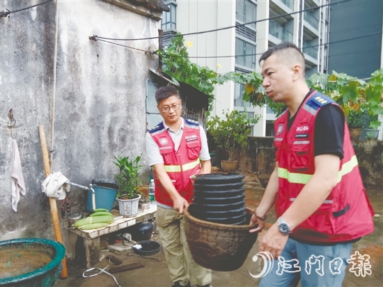 社區(qū)網(wǎng)格員幫忙搬走雜物。