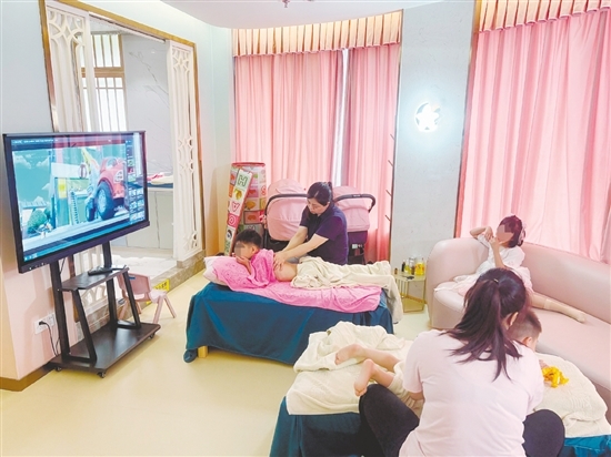在推拿室里，專(zhuān)業(yè)調(diào)理師為孩子們進(jìn)行推拿。