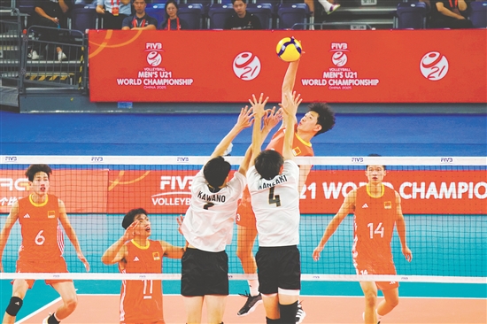 中國隊在比賽中展現(xiàn)出極強的韌性，最終以3：2戰(zhàn)勝日本隊挺進八強。