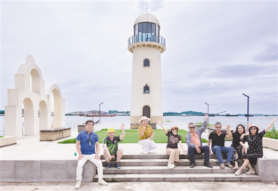 燈塔公園位于崖門鎮(zhèn)崖南墟舊碼頭，經典的燈塔與海闊天空構成美麗的畫卷，吸引著眾多游客前來打卡。