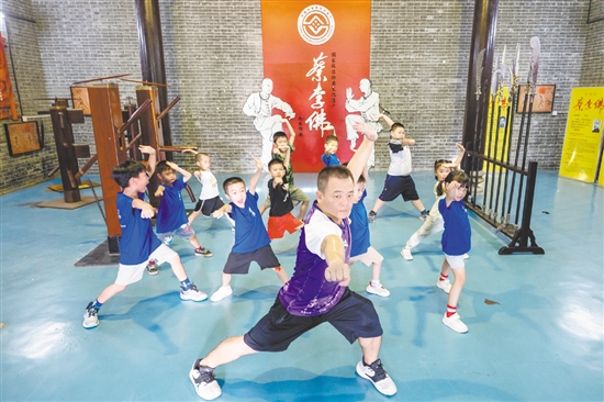 京梅村傳承發(fā)展蔡李佛文化從娃娃抓起。這里是國家級非物質文化遺產蔡李佛拳的發(fā)源地，是廣東省“百千萬工程”首批典型村、省鄉(xiāng)村振興示范村。