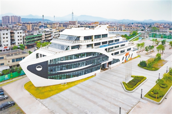 崖門壹號客廳由青少年活動中心升級改造而成，因外形酷似揚帆出海的游艇而成為崖門鎮(zhèn)新的地標建筑。