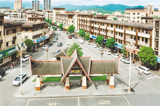 崖門文化綜合街區(qū)主干道注入東南亞風情和蔡李佛文化元素，沿街建筑外立面和人行道升級改造，店面、路燈風格統(tǒng)一。