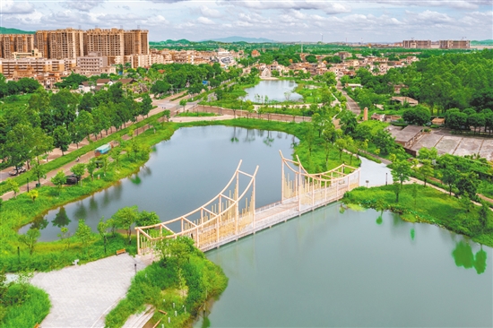 新時代公園占地面積達9萬平方米，建有生態(tài)湖、親水廣場、紅色教育區(qū)等，配套設施齊全。