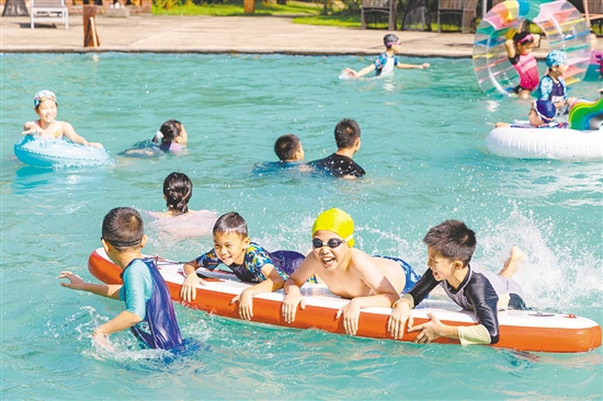 夏令營(yíng)中，孩子們玩水嬉戲。