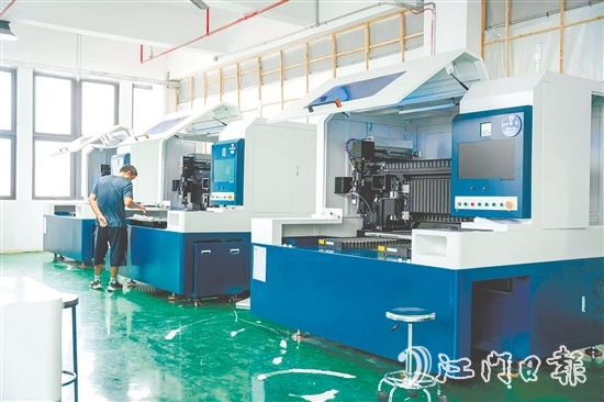 海高激光近日推出系列新產(chǎn)品，吸引客戶前來了解。