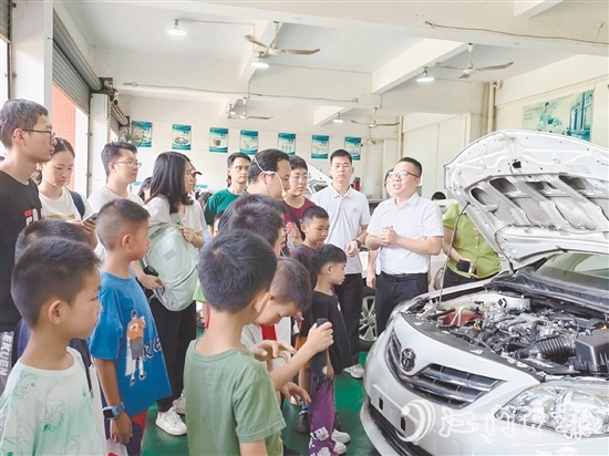 講師圍繞燃油汽車核心構(gòu)造與原理展開生動講解。
