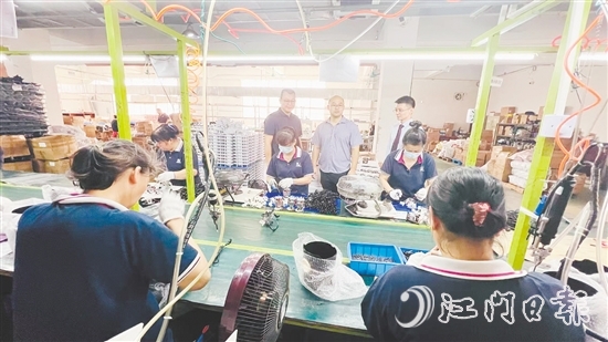 粵財(cái)普惠江門擔(dān)保公司工作人員上門了解企業(yè)需求。