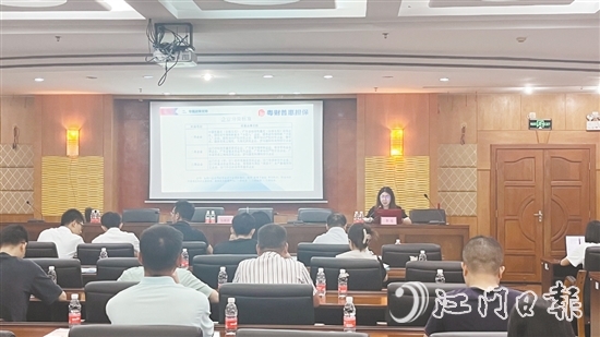 粵財(cái)普惠江門擔(dān)保公司向企業(yè)宣講金融政策。