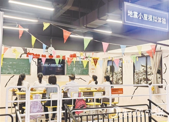 員工在地震小屋模擬體驗過程中學習標準避險動作。