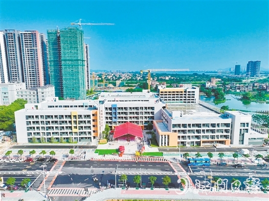 鶴山把教育作為重要民生工程來(lái)抓，大力推進(jìn)中小學(xué)校新（改、擴(kuò)）建工程。圖為鶴山市源林初心小學(xué)。